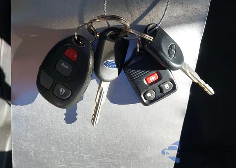 2005 Ford Escape Xlt z USA, uszkodzony, nr VIN 1FMYU93195KB02310